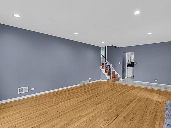5th image of 4465 W Lunt Ave