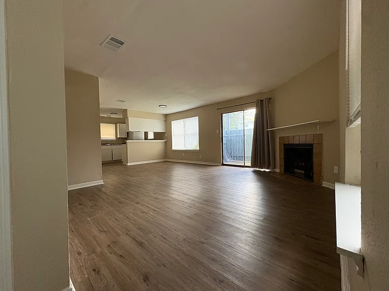 3221 Hirschfield Rd #B — Photo 2