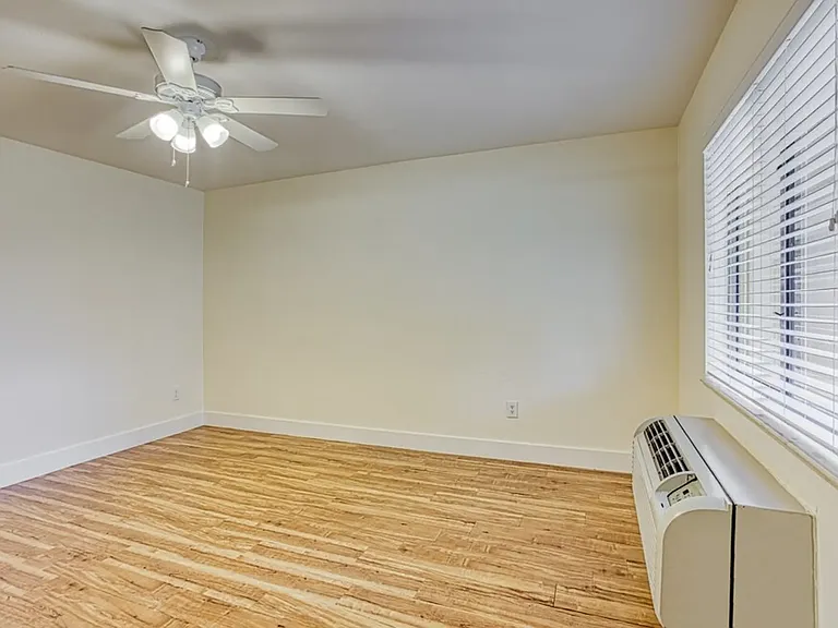 Naples 701 Apartments — Photo 14