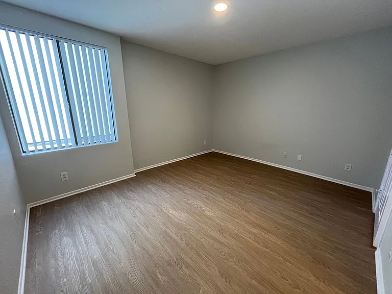 5235 Kester Ave — Photo 30