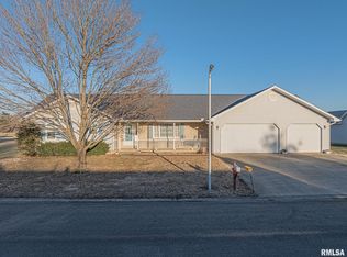 134 Country Club Est, Salem, IL 62881