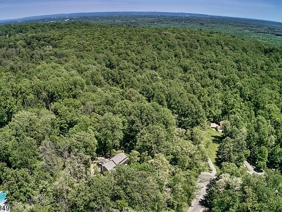 4th image of 4 Military Hill Dr