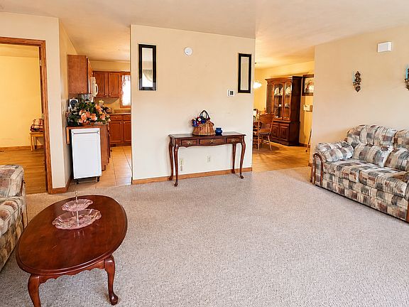 4th image of 210 Bishop Dr
