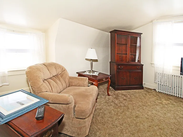 563 Aquidneck Ave — Photo 5