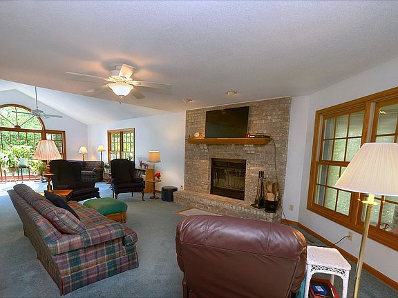 3rd image of 2827 Emerald Dr