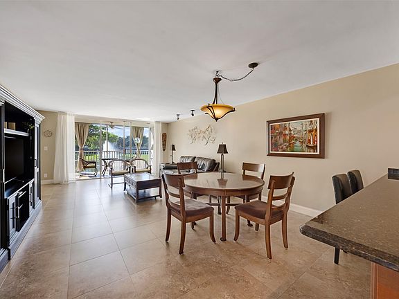 5th image of 3621 Oaks Clubhouse Drive #206