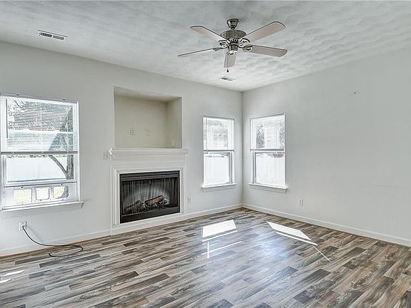 4th image of 2223 Potters Rd