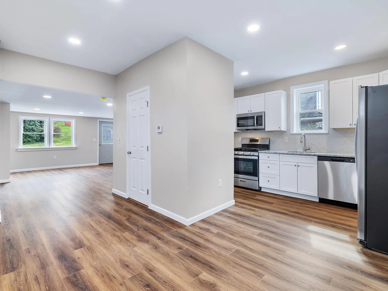 3170 McRoberts Rd — Photo 1