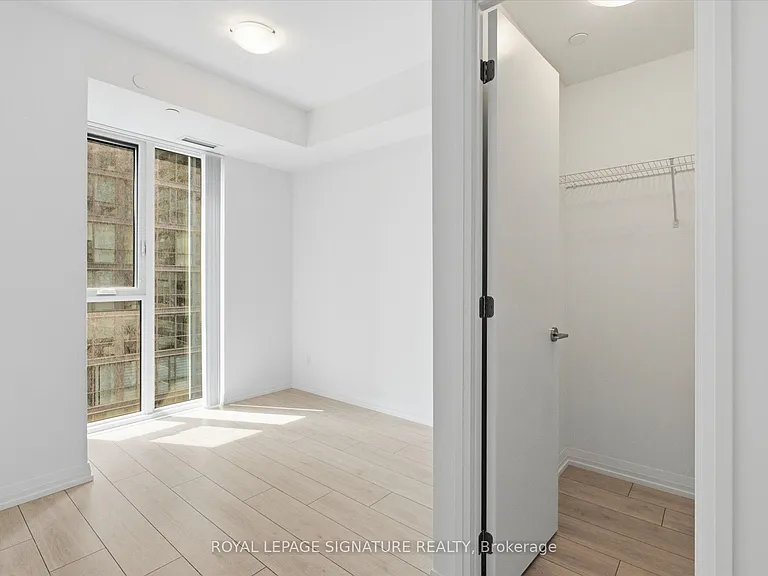 400 King St W #1519 — Photo 15
