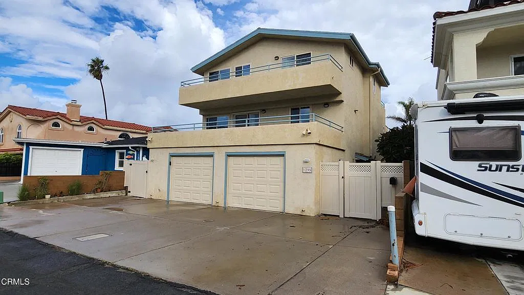 4 bed, 2174 sqft, $6,400 — Photo 2