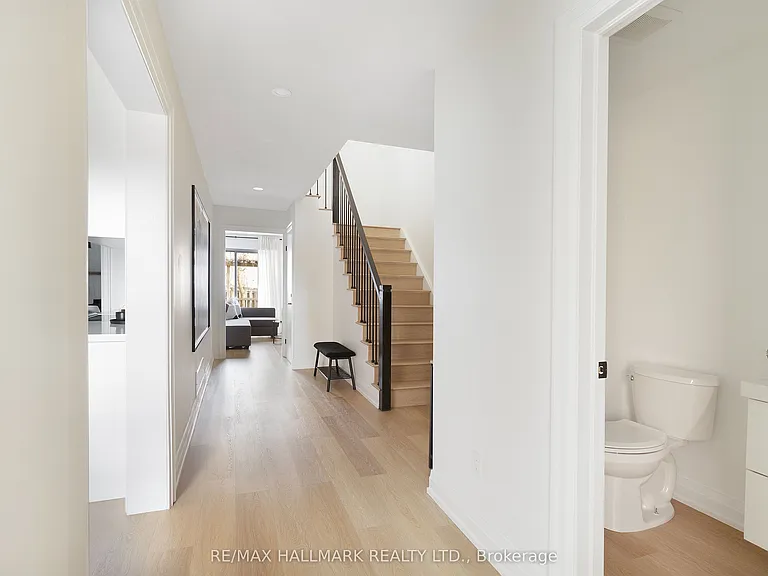 50 Dutch Cres — Photo 3