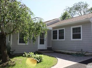 20 Woodruff Ct, Huntington, NY 11743