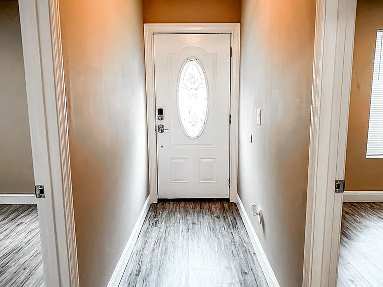 233 Goshen Ln — Photo 2