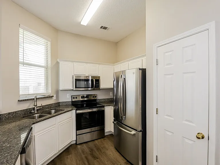 300 Stone Creek Blvd — Photo 9