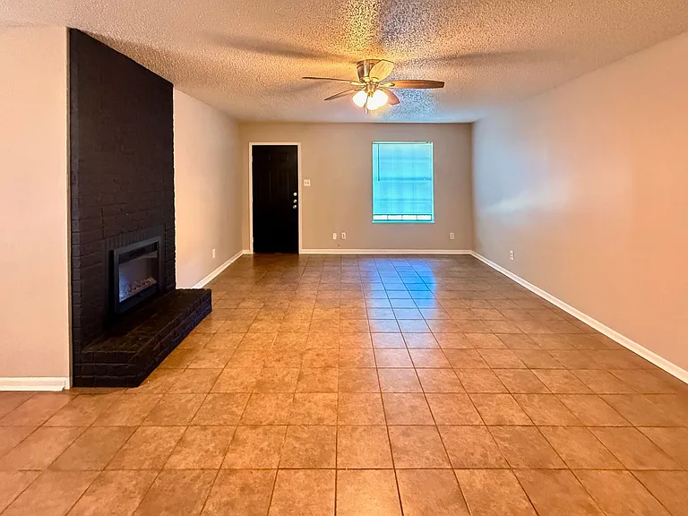406 E Old Highway 80 — Photo 2