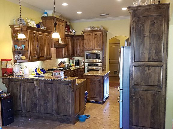 3rd image of 902 Woodridge Cir
