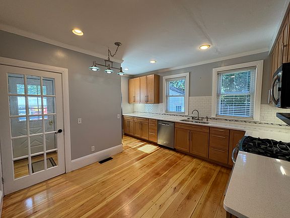 3rd image of 8 Elmwood St