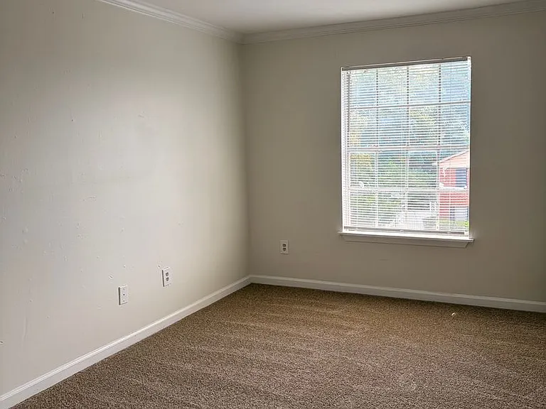 905 Whitworth St — Photo 11
