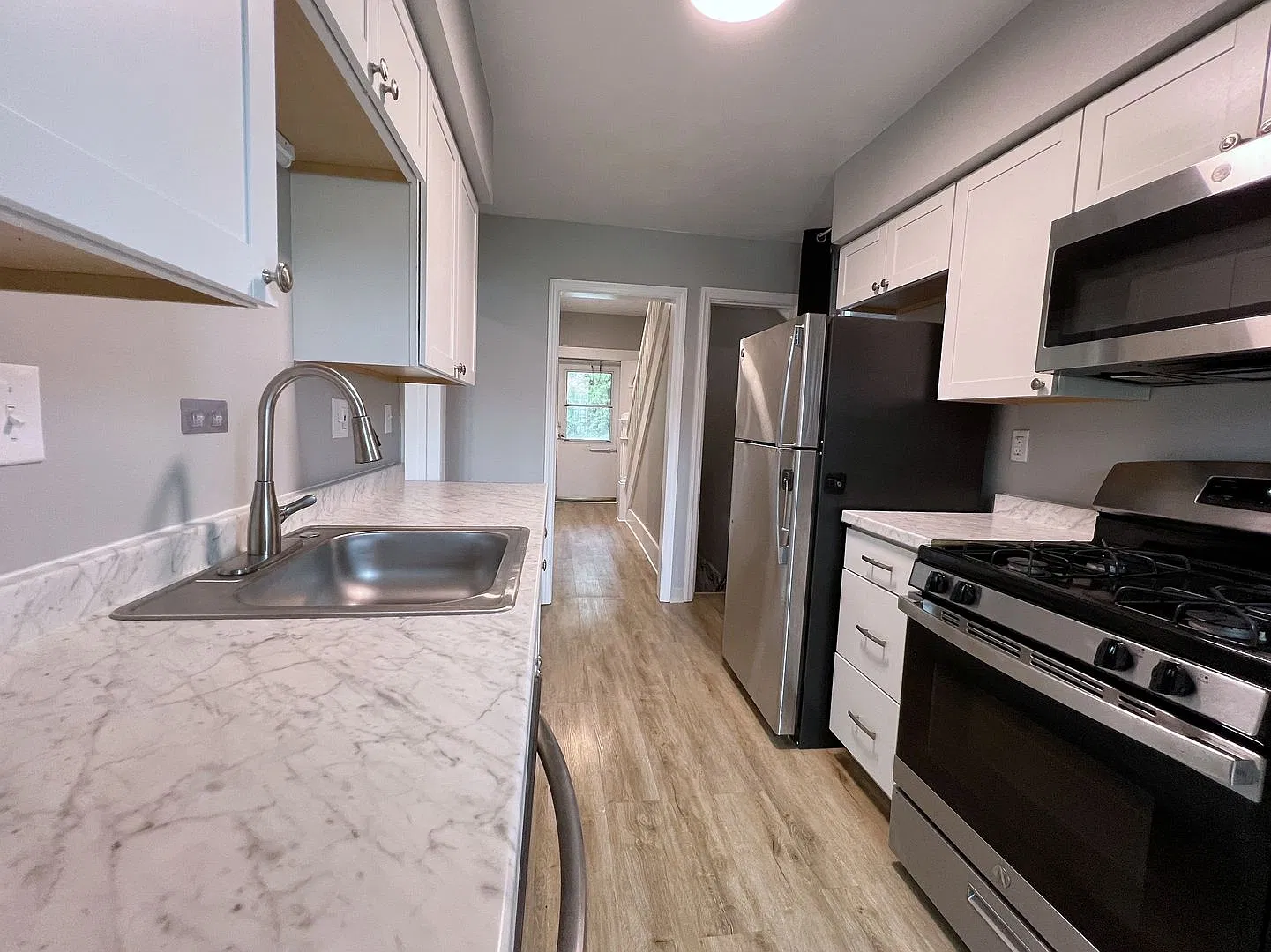 Clean 2BR Mckees Rocks - Ready Now — Photo 2