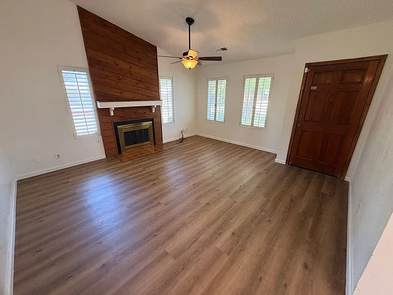 907 E Oakridge Ave — Photo 3