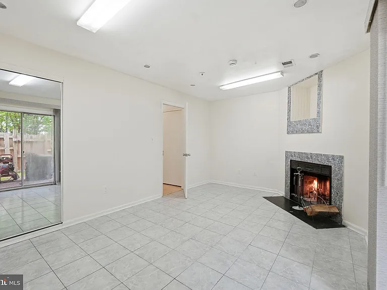 14247 Oxford Dr — Photo 6