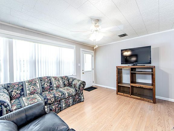 3rd image of 298 Fieldcrest Dr