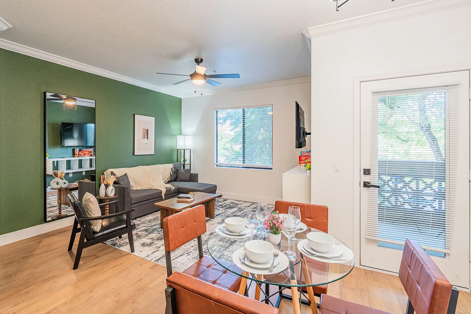 3 bed, 2.0 bath, 828 sqft, $2,550 — Photo 2