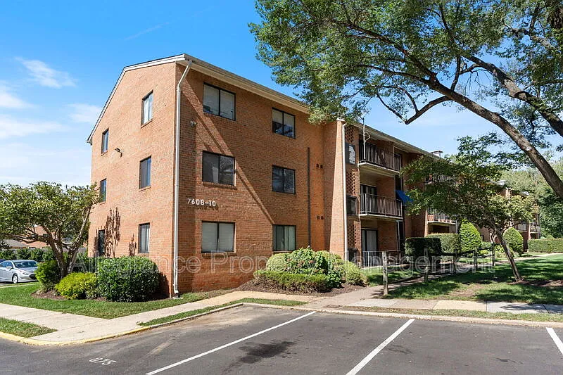 2 bed, 1.0 bath, 806 sqft, $2,000 — Photo 1