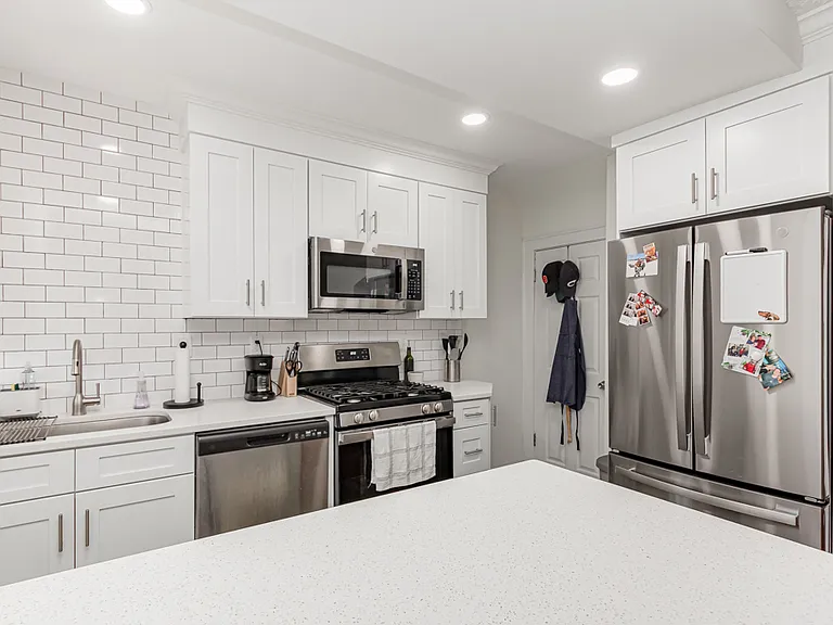 1693 King Ave — Photo 7