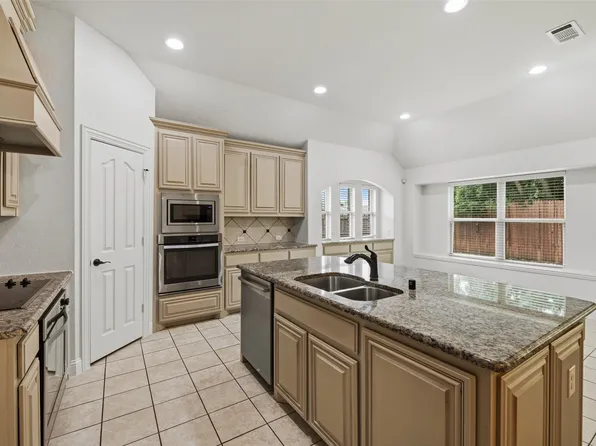 513 Harvest Trl, Midlothian, TX 76065