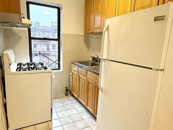 3rd image of 329 E 5th St APT 4A