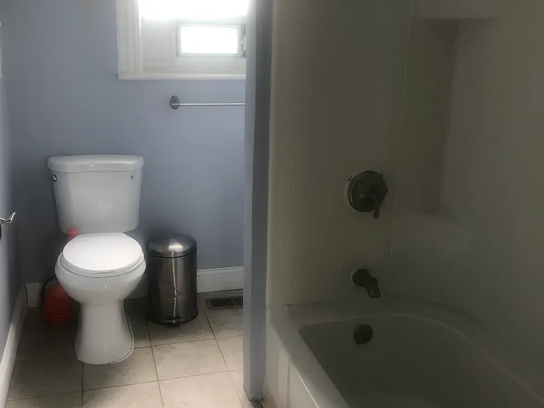 627 College St — Photo 2