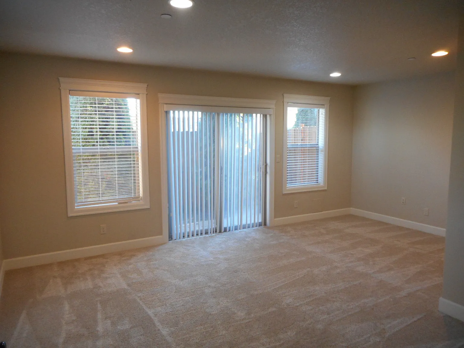 3 bed, 3.5 bath, 2048 sqft, $2,295 — Photo 2