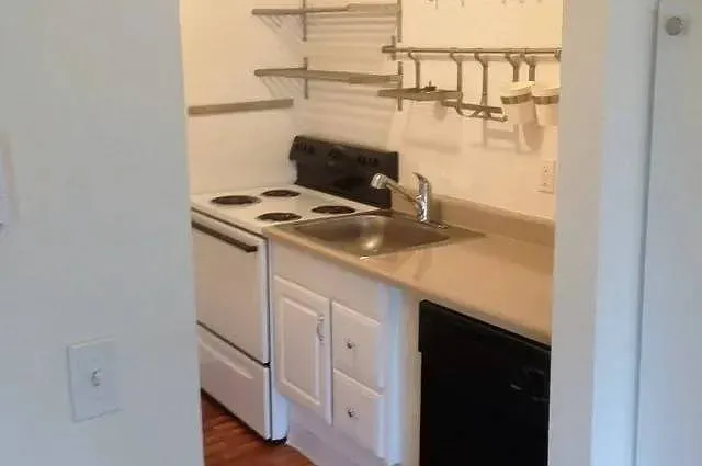 Sawyer Pointe Apartments — Photo 25