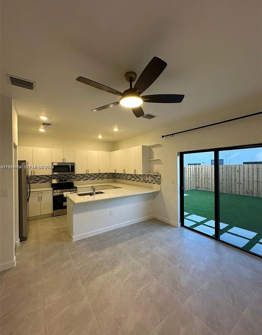 3 bed, 2.5 bath, 1612 sqft, $2,800 — Photo 4