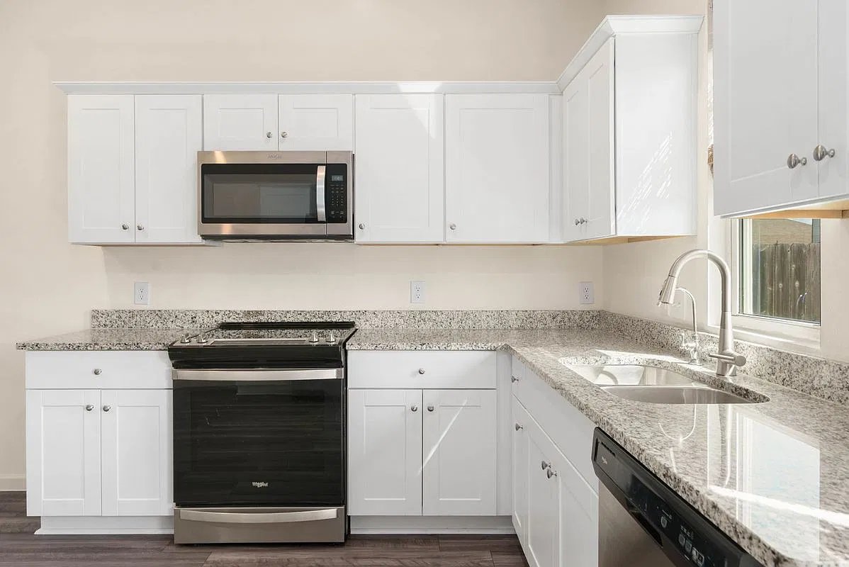 3 bed, 2.0 bath, 1216 sqft, $2,300 — Photo 3
