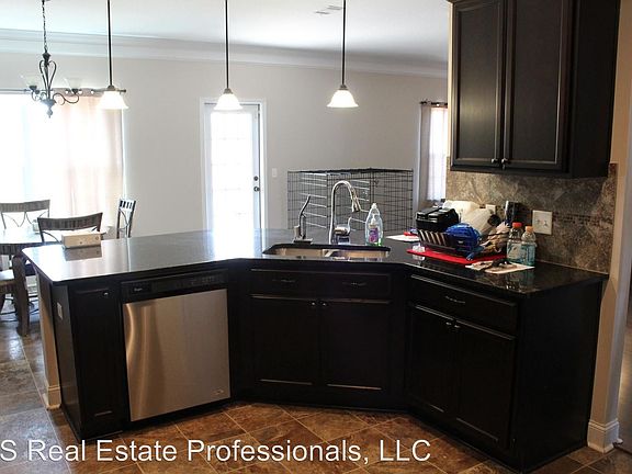 5th image of 100 Greenbriar Street Ne