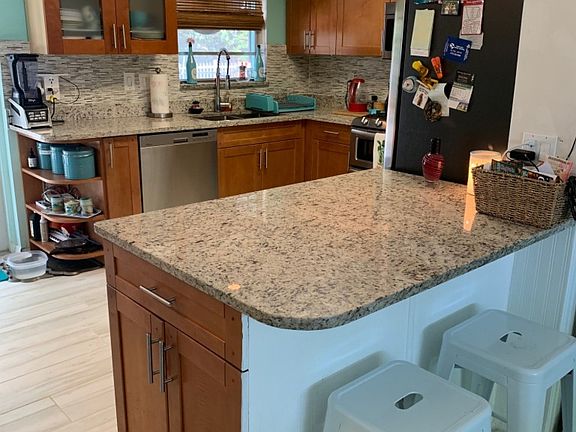 4th image of 327 NE Solida Cir