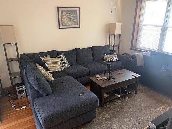 3rd image of 1915 N Winchester Ave APT 1F