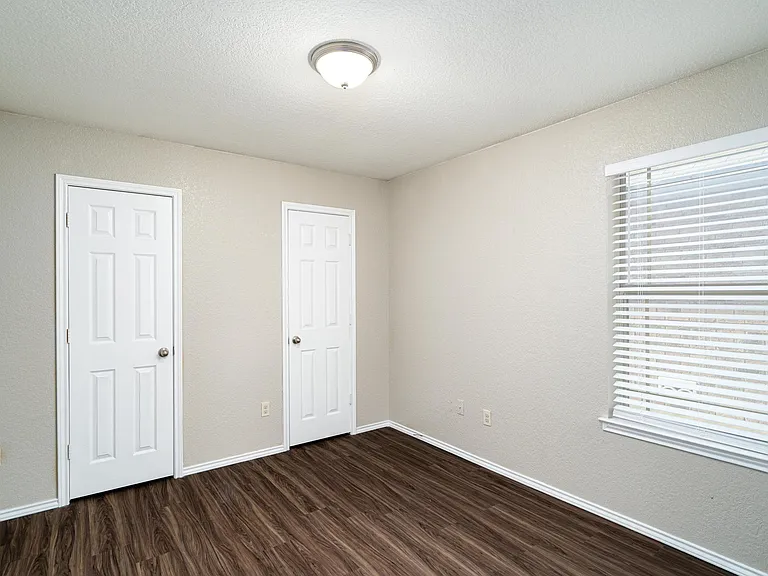 910 Trilby — Photo 7