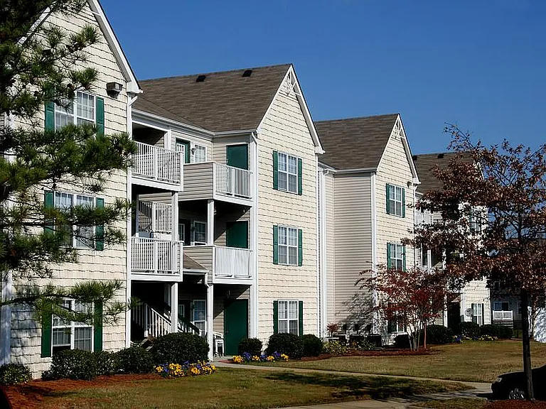 Taylor Pointe Apartments — Photo 13