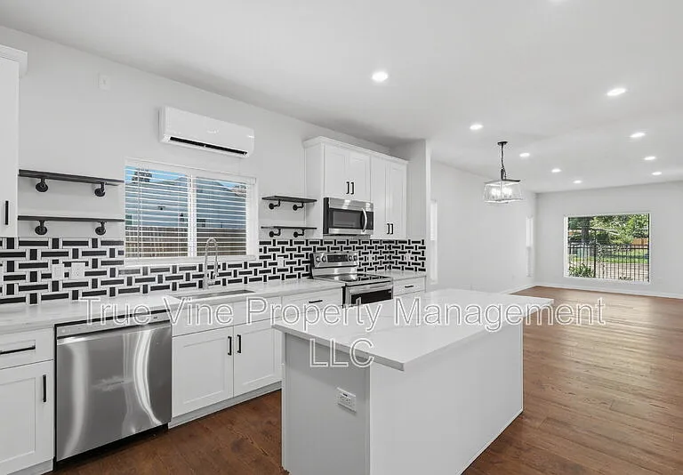 216 E Fest St — Photo 4
