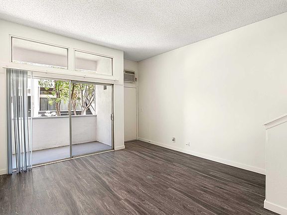 4th image of 15370 Weddington St APT 221