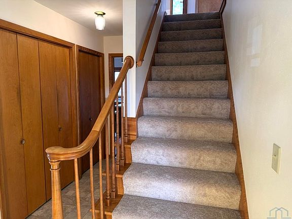 3rd image of 1090 Valley View Dr