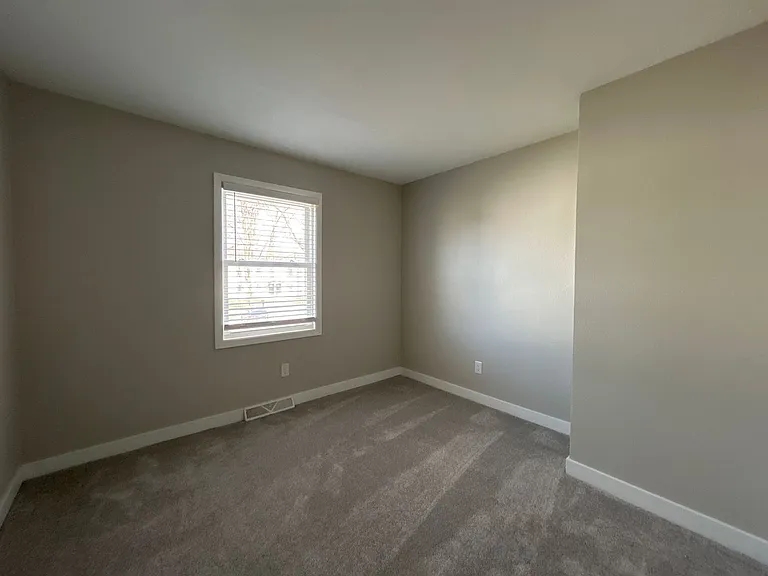 805 Lindenwood Dr S — Photo 10
