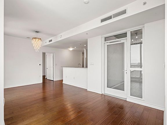 5th image of 300 W Beech St #902R