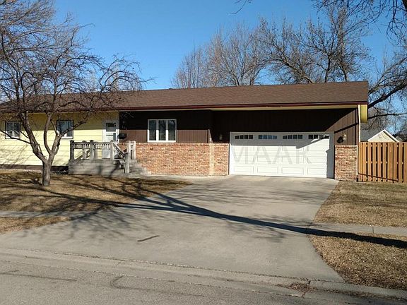 2nd image of 620 10th Ave E
