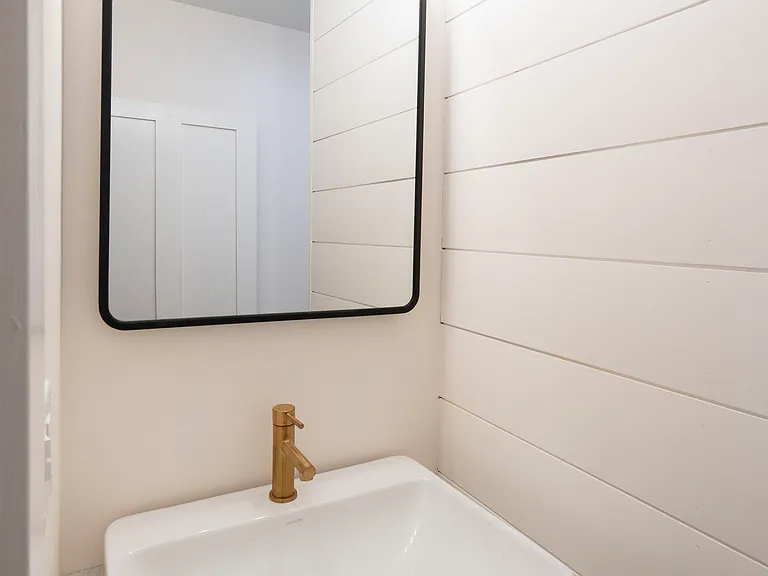 Medicine cabinet, nice fixtures and great lighting.