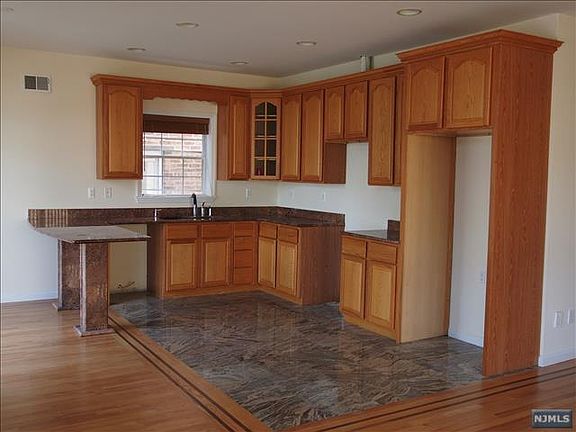 3rd image of 248 Kingsland Ave