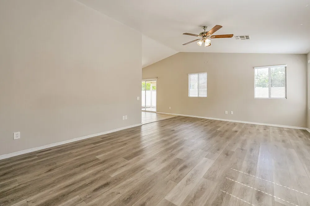 3 bed, 2.0 bath, 1368 sqft, $1,905 — Photo 4
